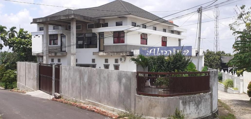 Almira Homestay Jambi Ngoại thất bức ảnh