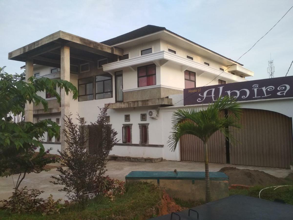 Almira Homestay Jambi Ngoại thất bức ảnh